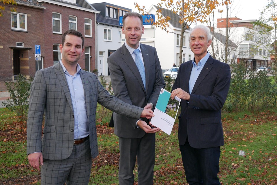 Wethouder Martijn van den Heuvel (links, Weert), wethouder Dirk Franssen  (midden, Roermond) en kartrekker Gerd Leers blij met de eerste, gezamenlijke subsidieaanvraag van Midden-Limburg.