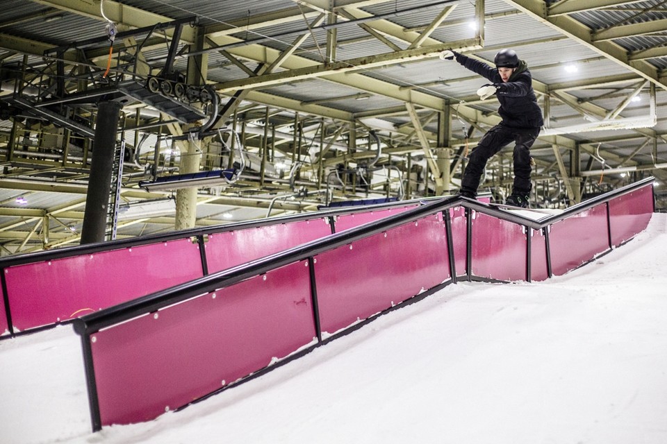 De snowboarders kunnen zich nu uitleven in het nieuwe funpark, een piste met hindernissen. 