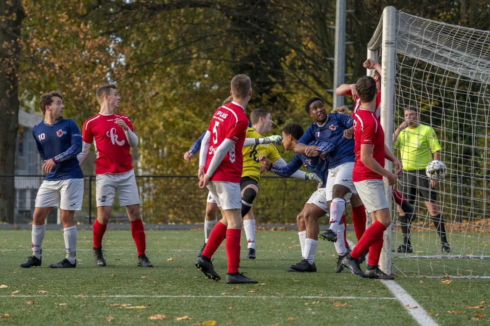 SC Jekerdal (paars-wit), hier in actie tegen RKVVM, leidt momenteel de vierde divisie A.