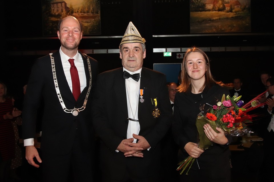 Jubilaris Jac Coumans ontving de koninklijke onderscheiding uit handen van burgemeester Ryan Palmen. 