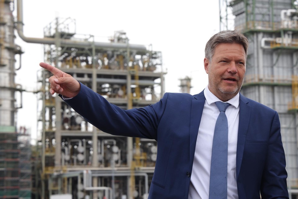 De Duitse minister van Economie en Klimaat Robert Habeck tijdens een bezoek aan een olieraffinaderij in Oost-Duitsland. 