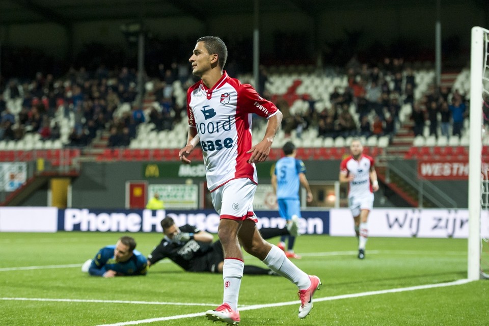 Omran Haydary in actie voor FC Emmen. 