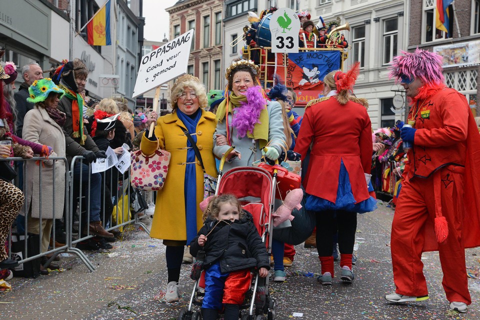 De Jeskes, met Annelies (links) die al vijftig jaar meedoet als ‘faatse’ in de Venlose optocht.