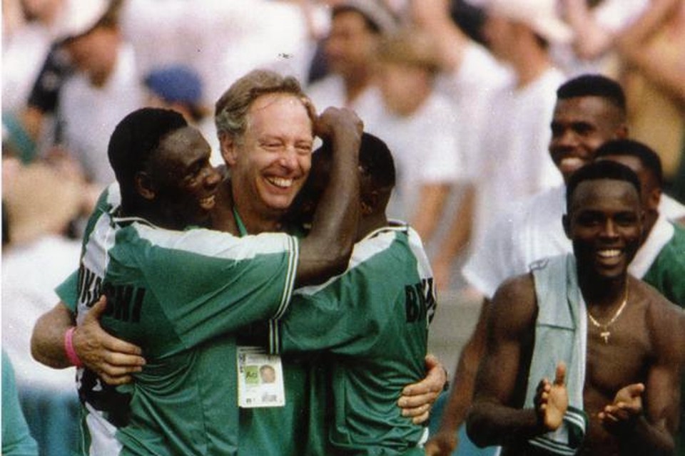 Bonfrère viert feest met spelers van Nigeria na winst van olympisch goud in Atlanta ’96. 