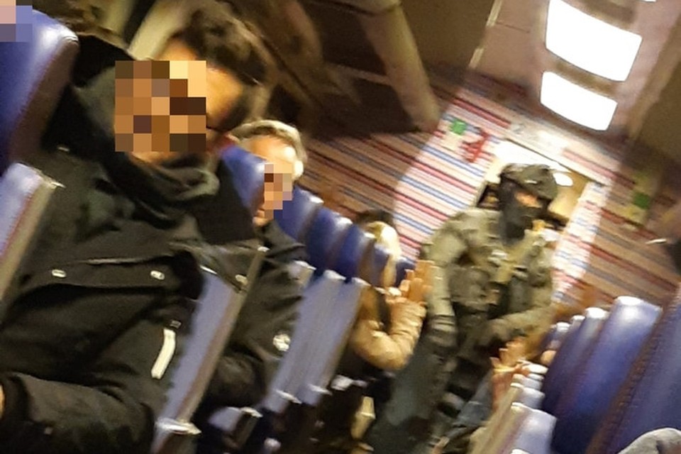 Beeld vanuit de trein, waar zwaarbewapende agenten zijn binnengekomen. 