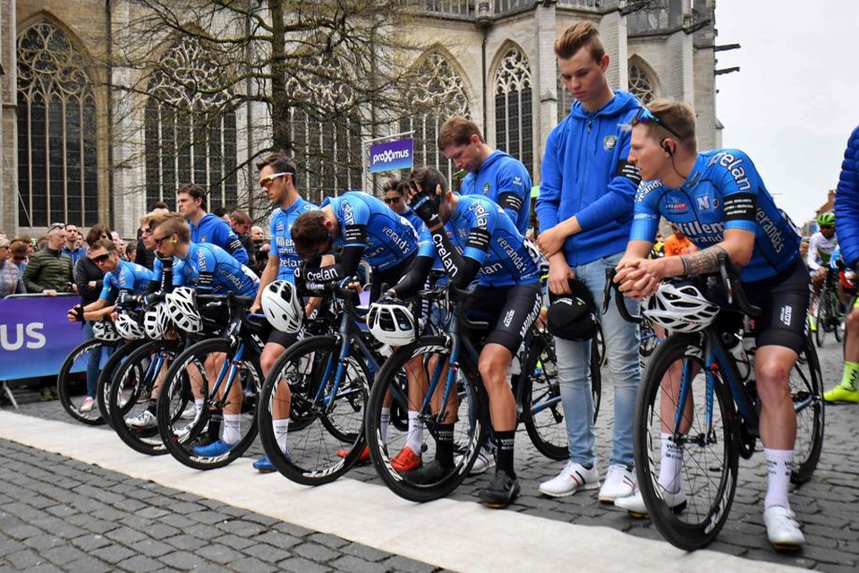 Ploegmaats van de overleden renner Michael Goolaerts houden een minuut stilte vóór de Brabantse Pijl.