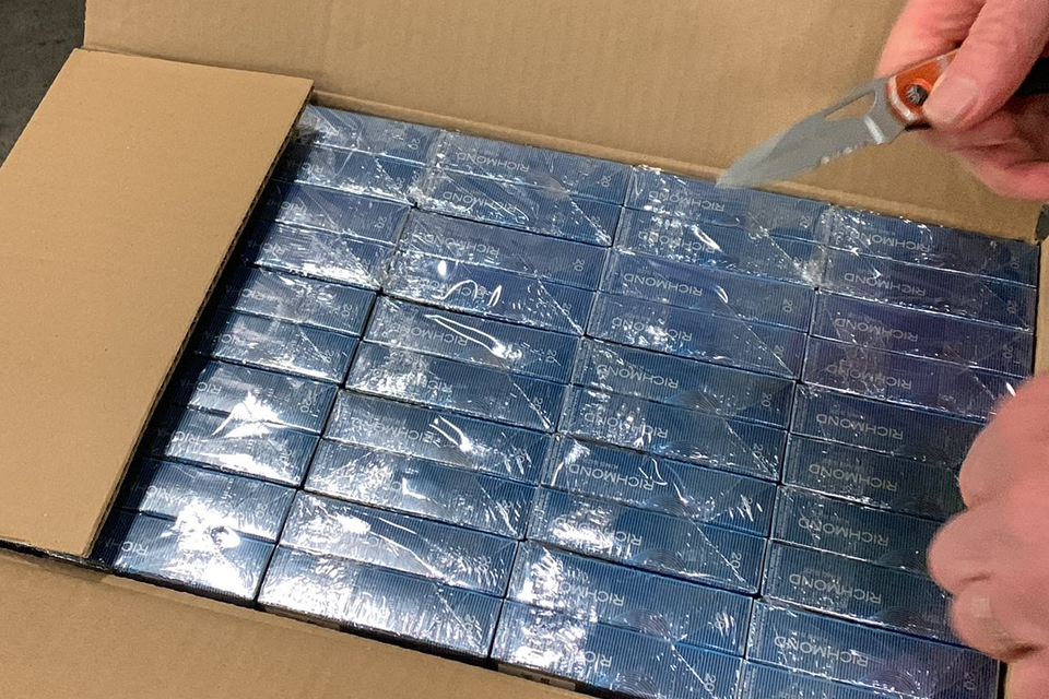 De illegale pakjes sigaretten waren verpakt in dozen.