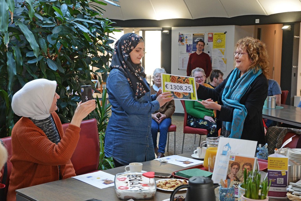 Aya Sultan ontving woensdag blij de cheque in de hal van multifunctioneel centrum De Engelbewaarder.