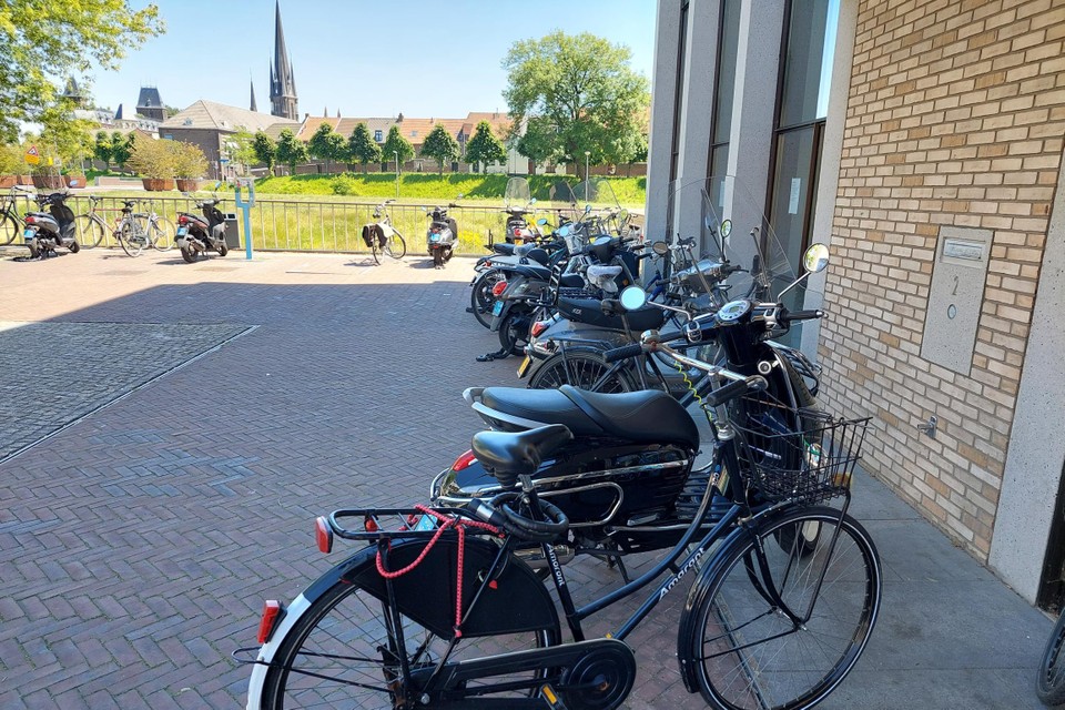 Ondanks het verbod staat er een rij fietsen geparkeerd bij de bibliotheek in Sittard. De gemeente wil hier tegen gaan optreden. 