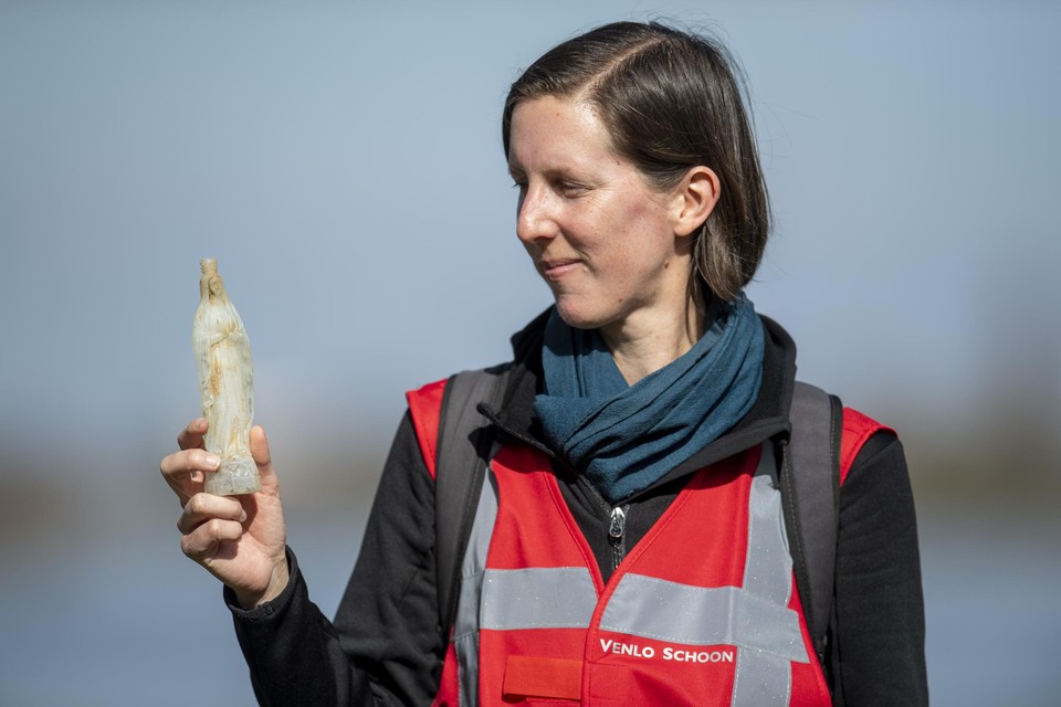 Suzanne van Knippenberg met haar vondst: een flacon wijwater van Lourdes.