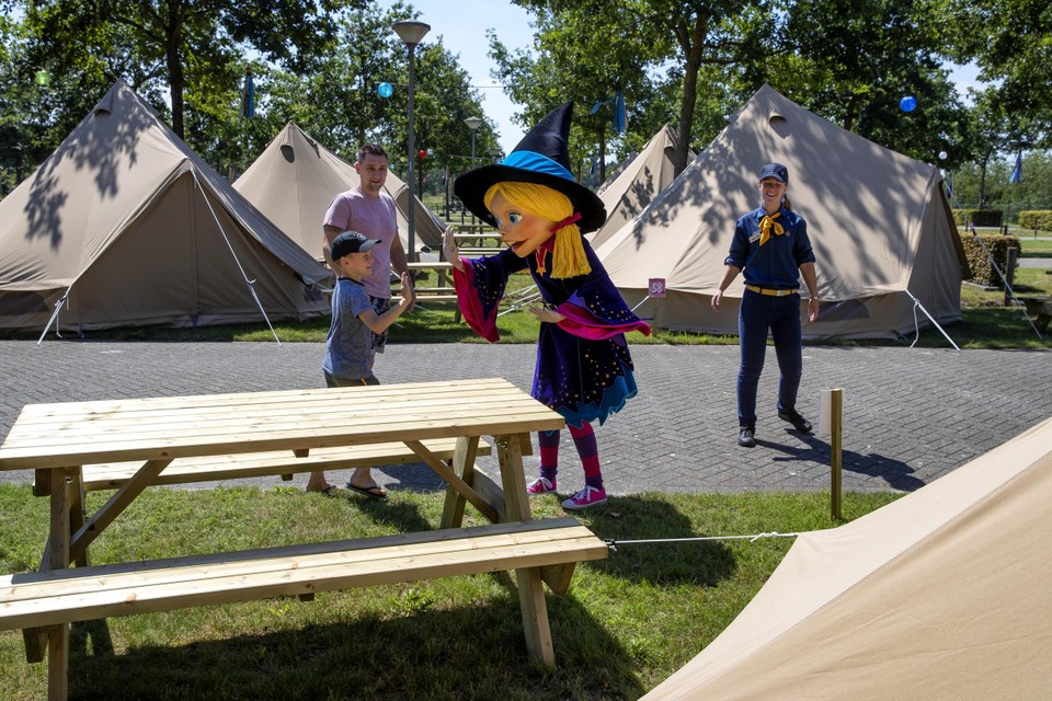 De pop-up camping bevalt gasten en pretpark uitstekend, meldt een woordvoerder van Toverland. 