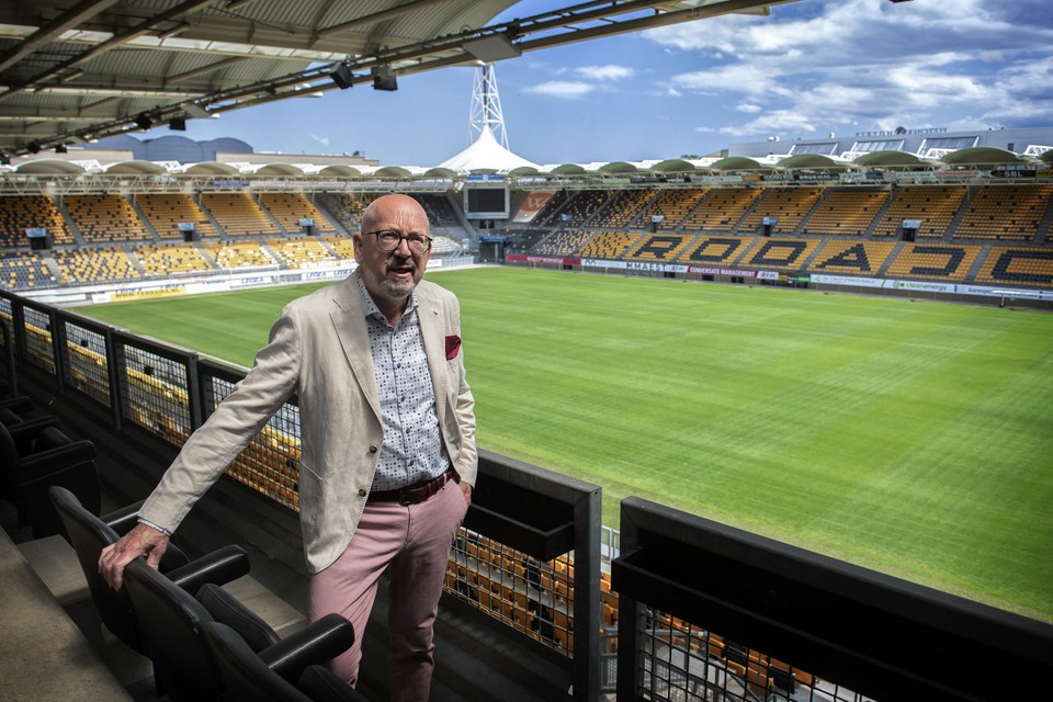 Max Kousen in het stadion waarin hij als WMC-bestuurslid vele hoogtepunten beleefde. 