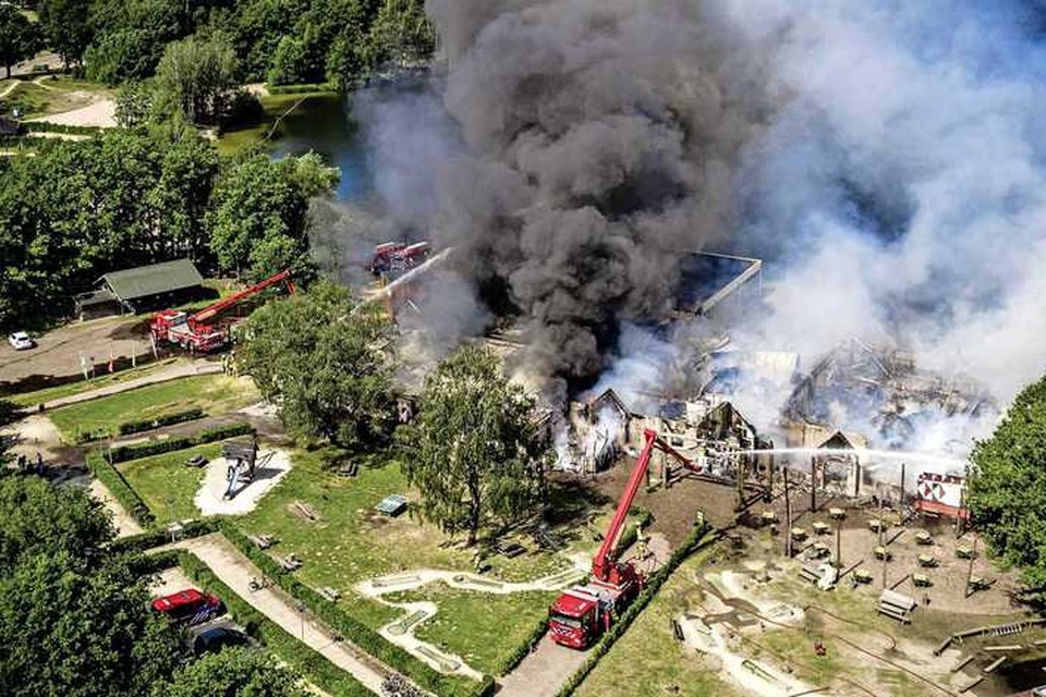 Het vuur verspreidde zich razendsnel in Vakantiepark Beekse Bergen: het hoofdgebouw met onder meer restaurant en zwembad brandde vervolgens uit. 