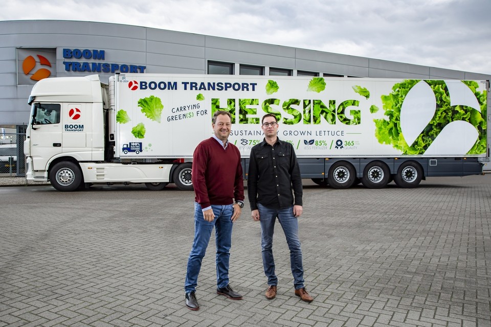 De Venrayse transporteur Boom gaat met een nieuwe koeltrailer van THT New Cool verse groente van verwerker Hessing in Belfeld in Engeland afleveren. Op de foto: Twan Heetkamp (l.) en Boy Boom. 