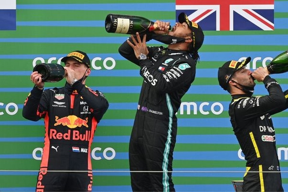 Het podium op de Nürburgring: Vlnr: Max Verstappen, Lewis Hamilton en Daniel Ricciardo. 