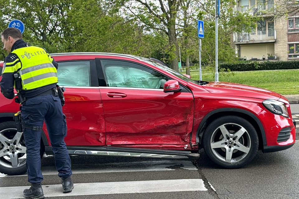 Eén van de auto's met materiële schade