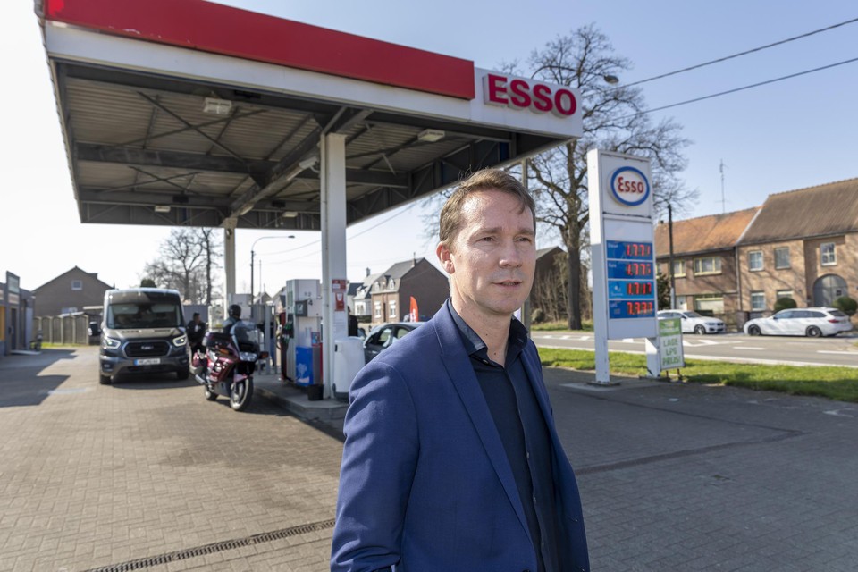 Burgemeester Jo Brouns bij het tankstation in Geijstingen. 