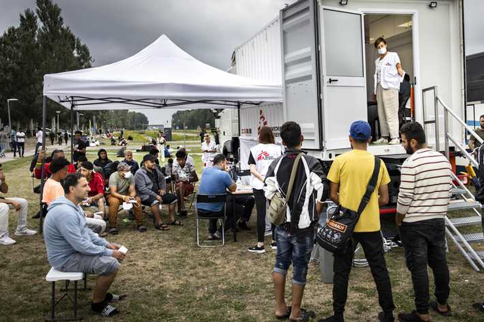 Medewerkers van Artsen zonder Grenzen bieden medische en psychologische zorg aan asielzoekers buiten de poort van het aanmeldcentrum in Ter Apel. 