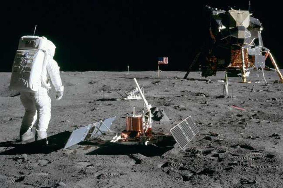 In juli 1969 liepen Neil Armstrong en Buzz Aldrin als eerste mensen op de maan. 