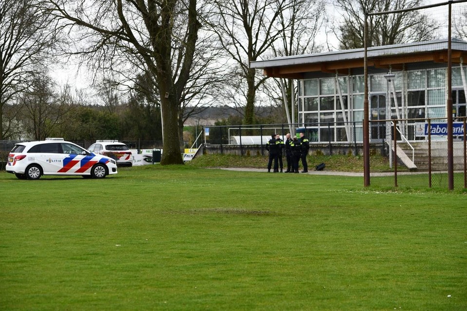 Meerdere hulpdiensten in Belfeld aanwezig na een melding dat er een gewapende persoon bij sportcomplex zou rondlopen