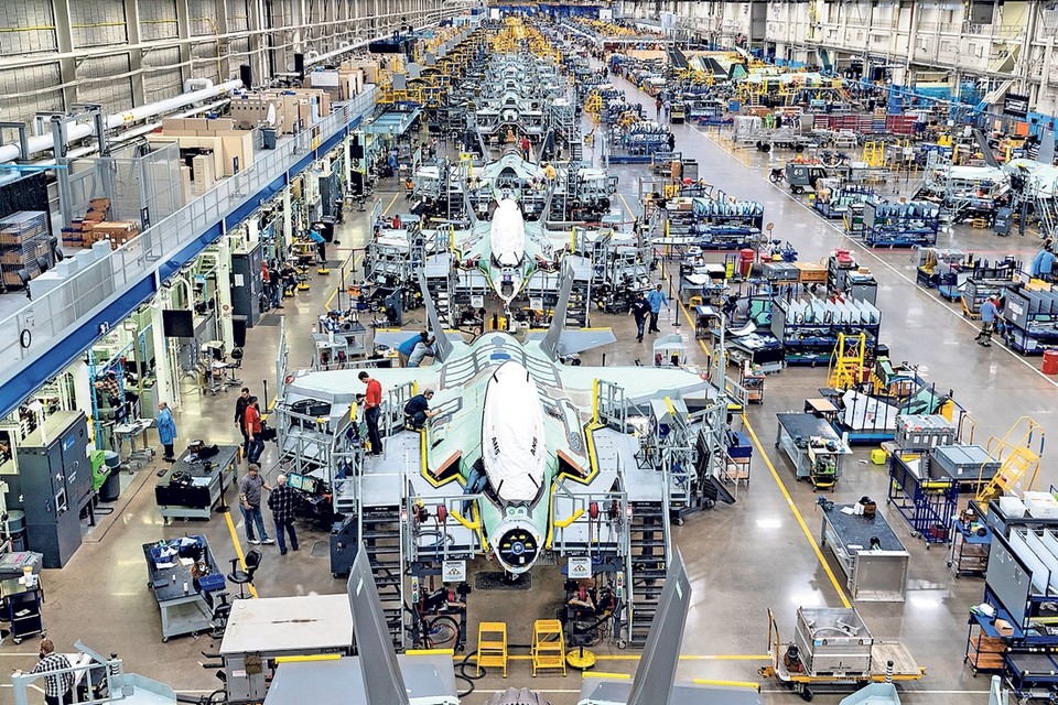 De productielijn van de JSF in Texas. In 2021 moeten de 37 Nederlandse toestellen operationeel zijn. 