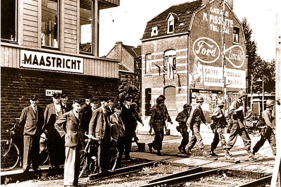 Amerikaanse soldaten bij de spoorwegovergang op de Akerstraat 