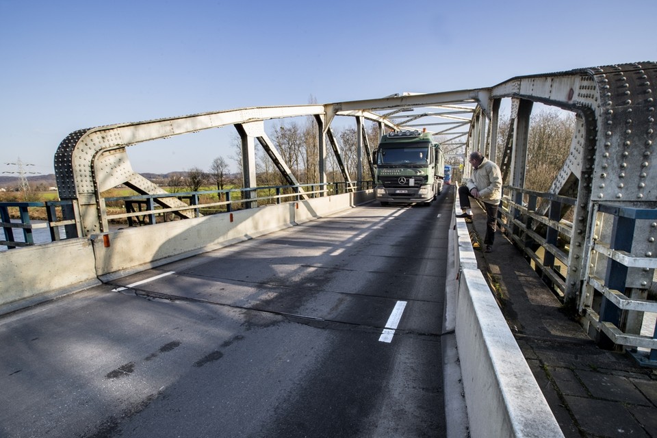 De uitgeleefde brug bij Itteren. 