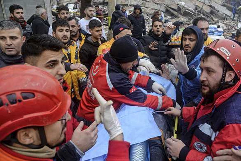 Turkse reddingswerkers hebben een overlevende uit de puinhopen gehaald in de stad Diyarbakir.