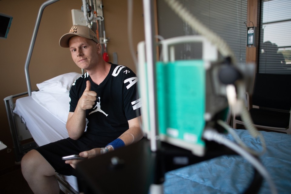 Rapper Sjors houdt de moed erin op zijn kamer in het Zuyderlandziekenhuis. 