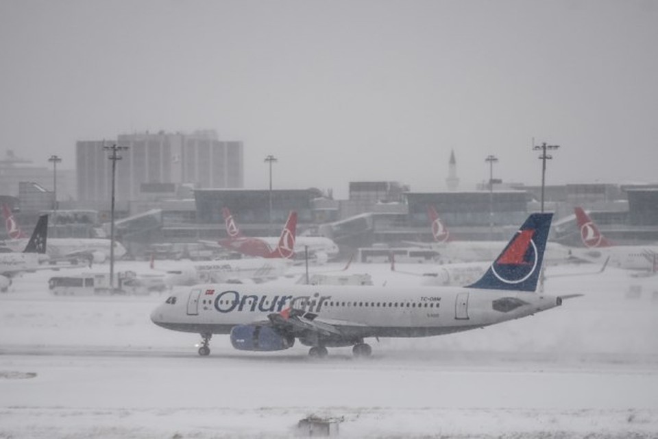 De luchthaven van Istanbul. Helemaal ondergesneeuwd