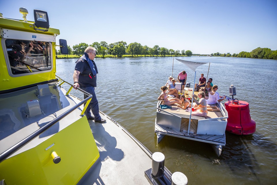 Joost Jansen spreekt recreanten op een loungeboot aan.