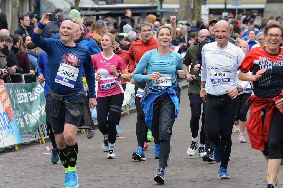 Blijdschap én een selfie bij het behalen van de finish van de halve marathon van de Venloop.