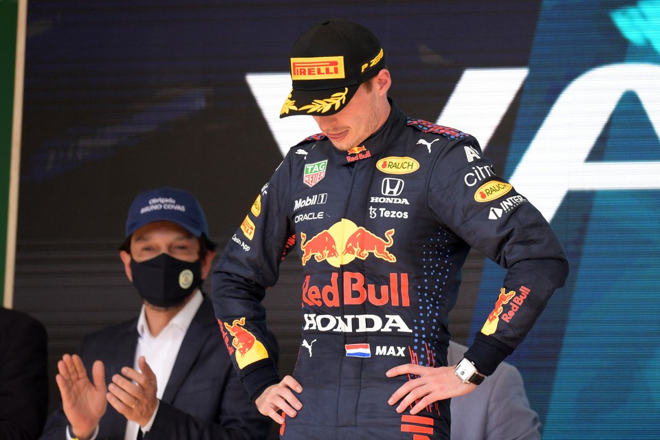 Max Verstappen op het podium na de Grand Prix van Brazilië. 