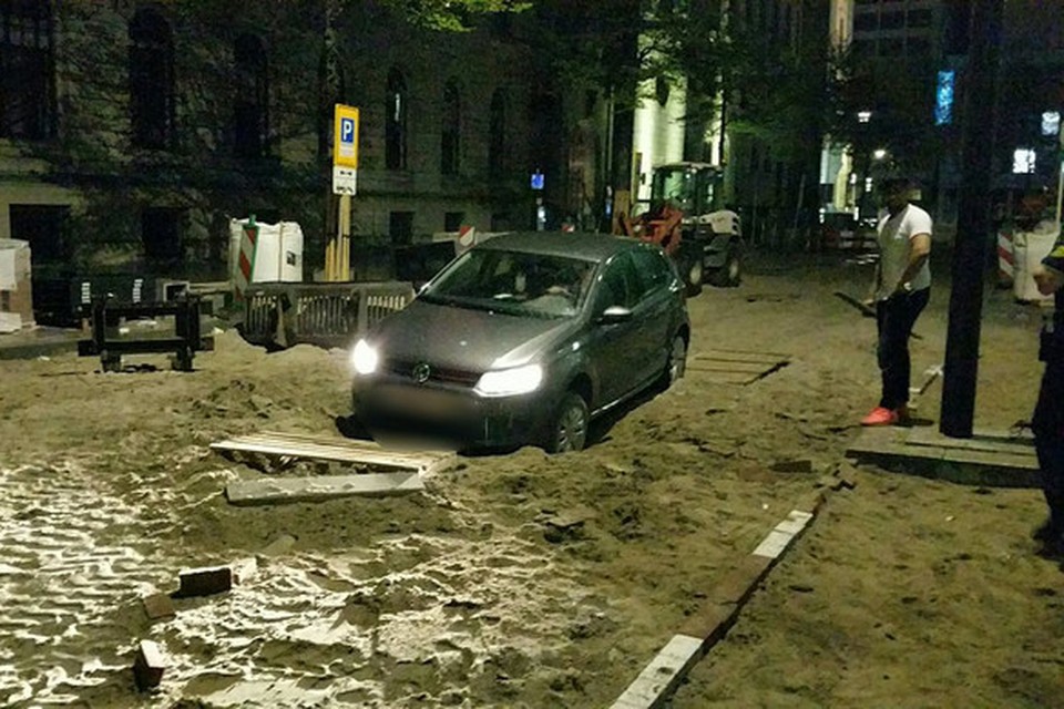 De automobilist bleef met zijn voertuig in het zand steken aan het Doelwater in Rotterdam.