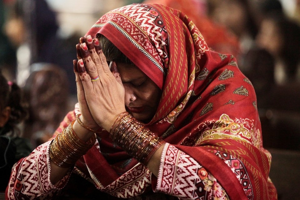 Een vrouw bidt tijdens de mis in de Heilig Hart kerk in de Pakistaanse stad Lahore. 