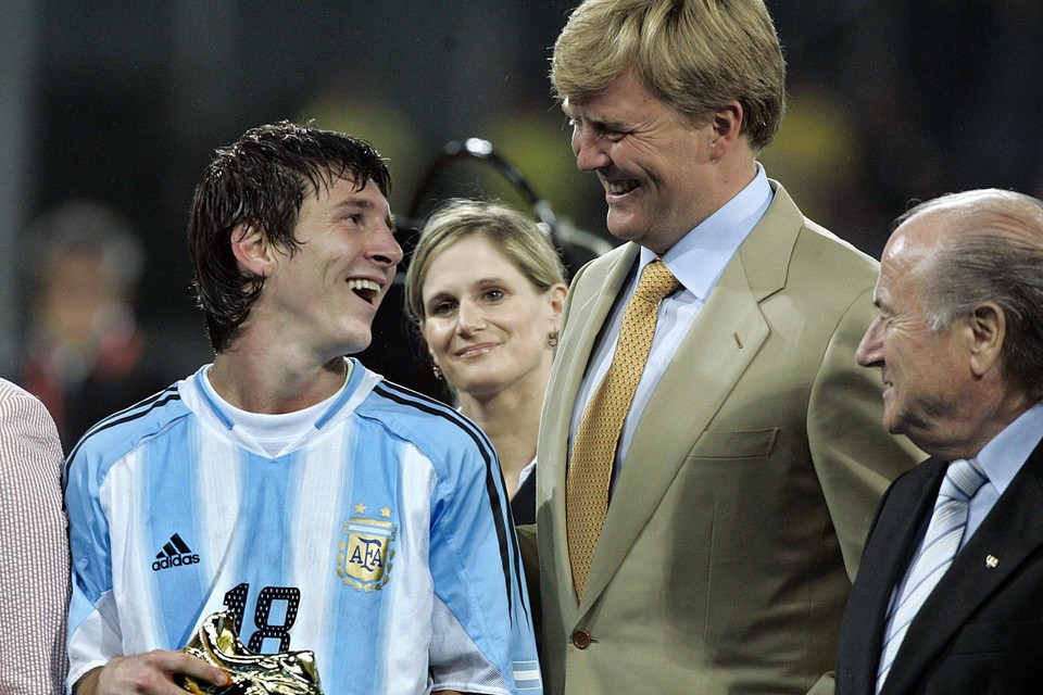 Lionel Messi wordt in 2005 door (toen nog) prins Willem-Alexander gehuldigd als topscorer en beste speler van het jeugd-WK. Rechts FIFA-voorzitter Sepp Blatter. 