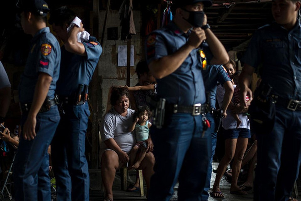 De Filipijnse politie tijdens een serie huiszoekingen.