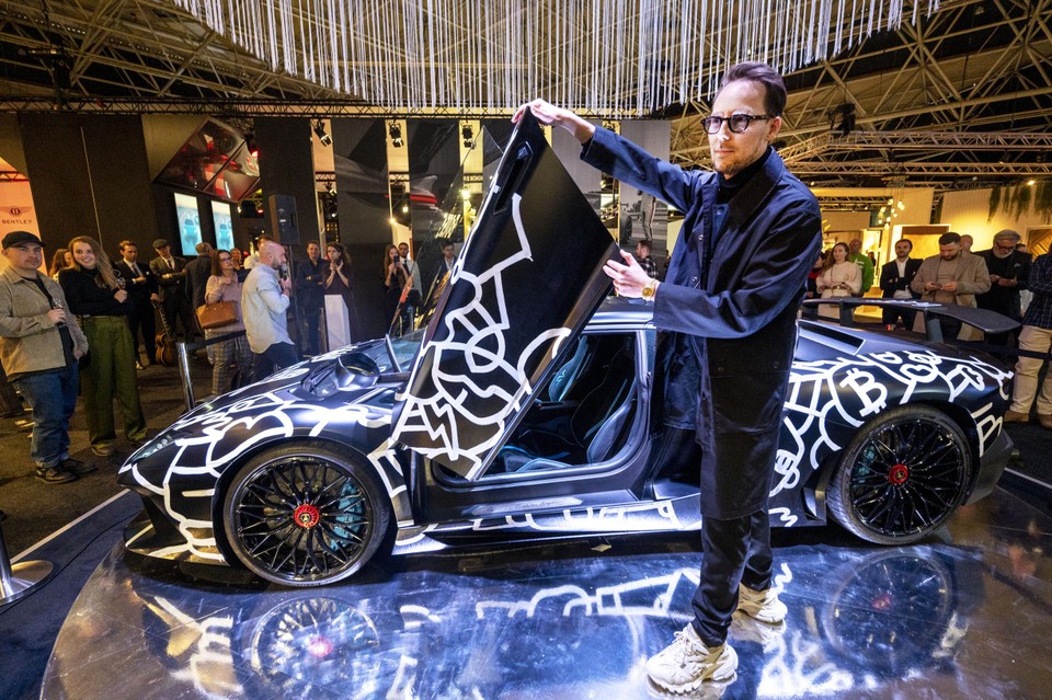 Pablo Lücker bij de door hem beschilderde Lamborghini die via een internationale veiling verkocht moet worden. De koper krijgt naast de sportwagen een NFT-kunstwerk. 