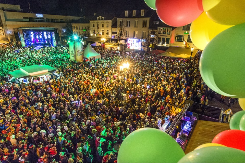 Drukte op de Markt tijdens ’t Kanón van ’t Balkón in 2015. 