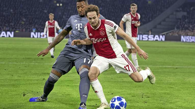 Daley Blind van Ajax in duel met Jérôme Boateng tijdens Ajax-Bayern München (3-3) in 2018.