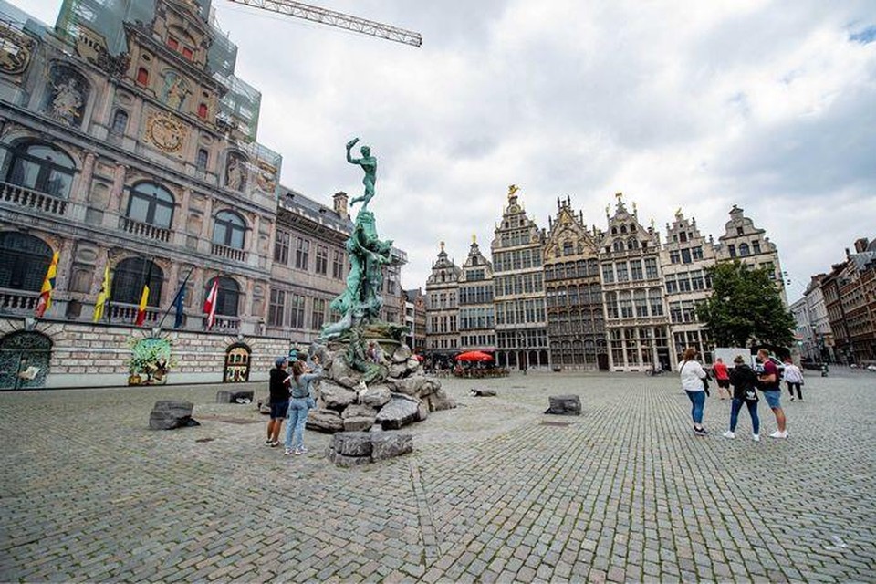 Bijna verlaten winkelstraten en toeristische locaties in de binnenstad van Antwerpen. Door de coronacrisis komen er al bijna geen toeristen meer. Nederland raadt reizen nu expliciet af. 