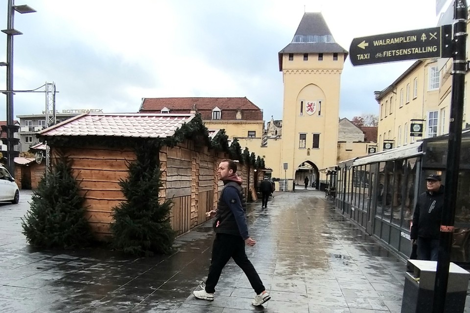In het centrum van Valkenburg verrijzen de houten chalets voor Santa’s Village. 