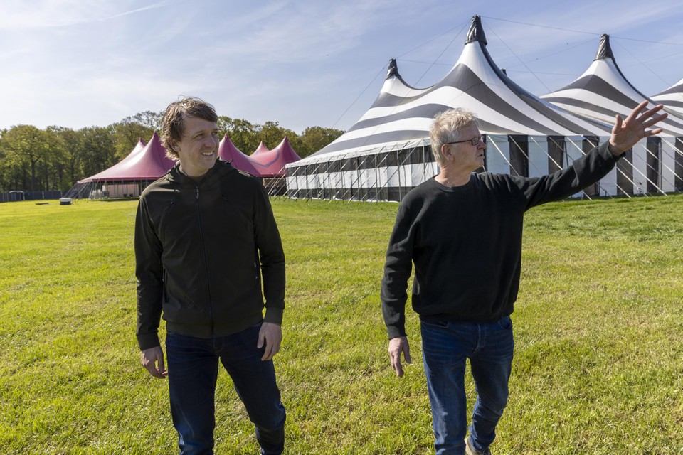 Voorzitter Robbert van der Vleuten (links)  en bestuurslid Jo Evers  van de Stichting Rhythm &amp; Blues Ospel op het nieuwe festivalterrein aan de Stenebrug in Ospel. 