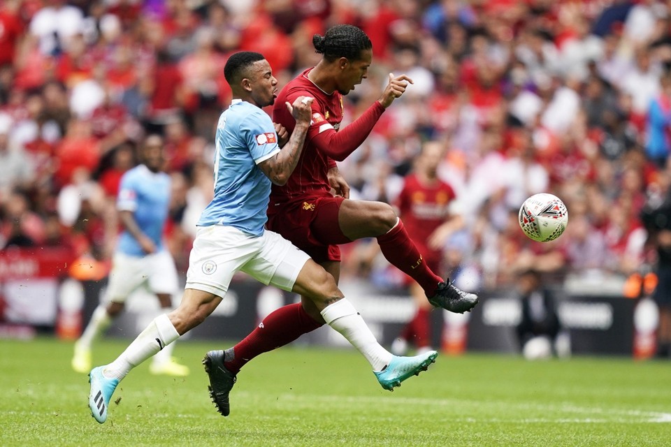 Virgil van Dijk troeft namens Liverpool Gabriel Jesus van Manchester City af. 