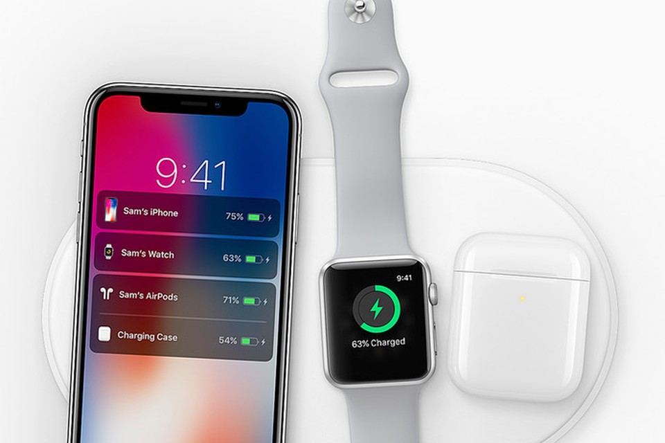 De iPhone X en de Apple Watch 3 uit 2017. De door Apple beloofde draadloze oplaadmat waar ze op liggen is nog steeds niet verschenen.