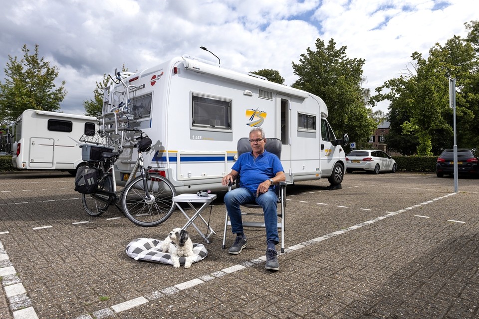 Arnold Timmer met zijn hondje op de gratis camperplaats bij kasteel Erenstein in Kerkrade. 