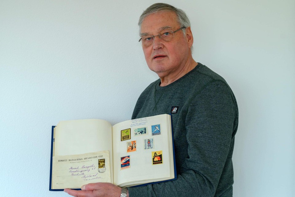 Marcel Langohr toont een deel van zijn collectie.