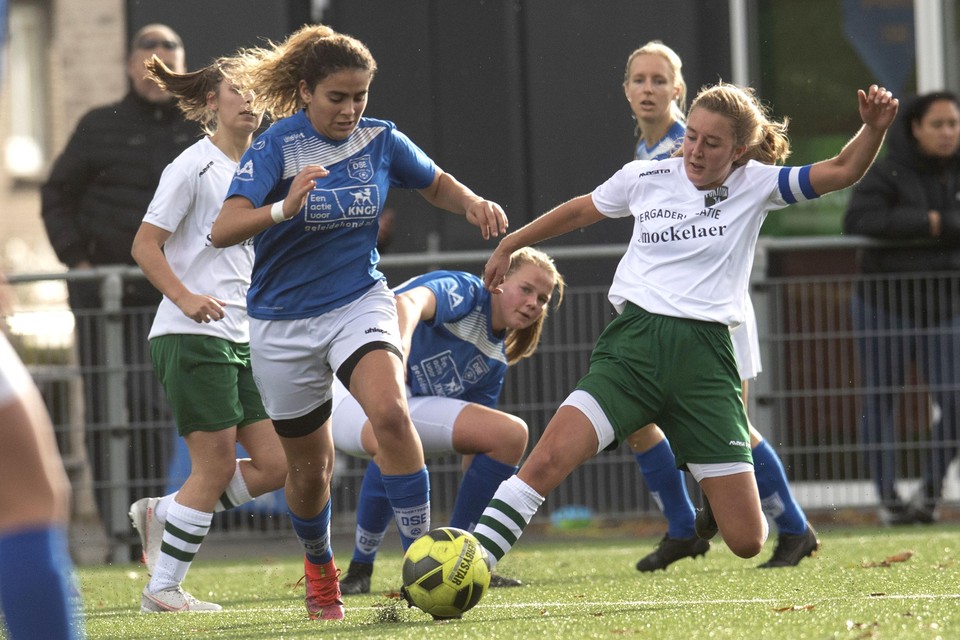 Fortuna ’54 (in het groen-wit) is nu nog de hoogste spelende Limburgse ploeg in het vrouwenvoetbal. 
