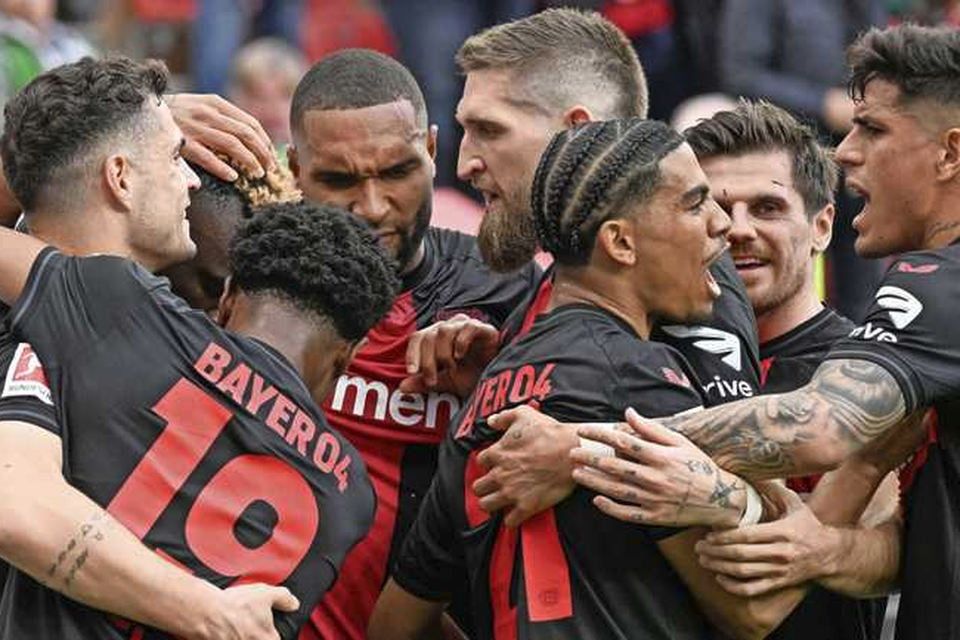 Bayer Leverkusen viert feest na het eerste doelpunt van Victor Boniface.