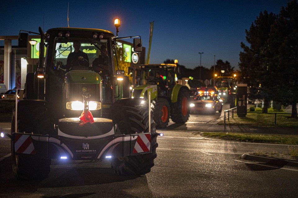 Op parkeerplaats vlakbij de McDonald’s in Nederweert verzamelen boeren met tractor zich om af te reizen naar het boerenprotest op de Veluwe. 